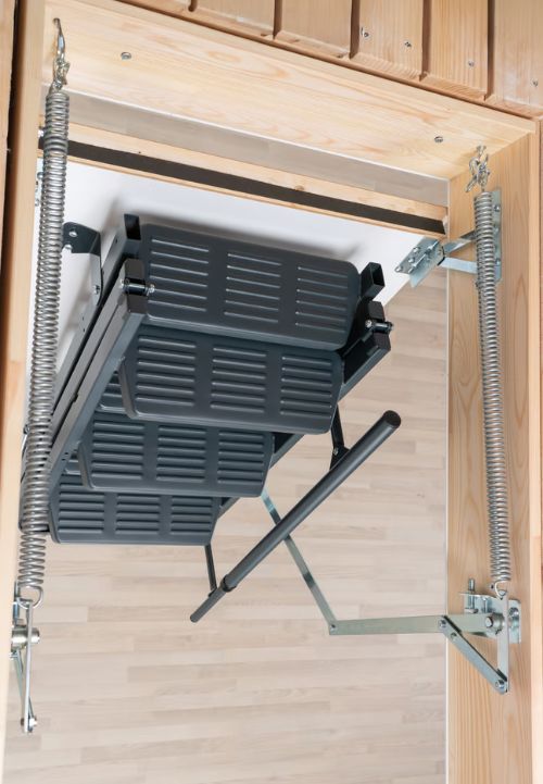 Sklopljene metalne ljestve – snažna konstrukcija za siguran pristup stropu sklopljene metalne stropne ljestve s protukliznim gazištima i ojačanim mehanizmom otvaranja