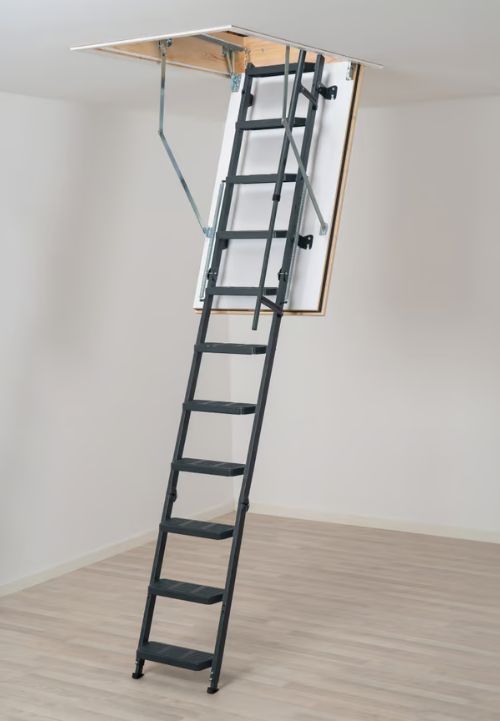 Metalne stropne ljestve – robustan dizajn za svakodnevnu upotrebu crne metalne stropne ljestve s termoizoliranom bijelom klapom montirane u strop