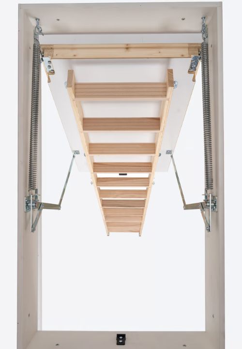 SW64 – stabilne i praktične stropne ljestve u potpuno otvorenom položaju pogled odozdo na potpuno rasklopljene drvene stropne ljestve SW64 s bočnim oprugama i metalnim vodilicama