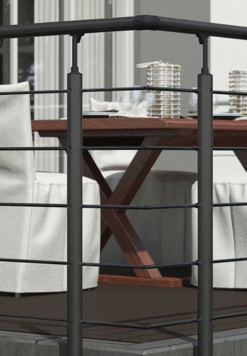 balustrada CLEAN BLACK postavljena na terasi s modernim vanjskim namještajem