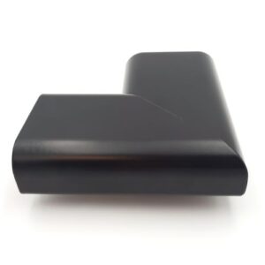 Na slici je prikazan crni kutni spoj za rukohvat ACADIA, koji omogućuje čvrsto i estetsko spajanje pod kutom od 90 stupnjeva.