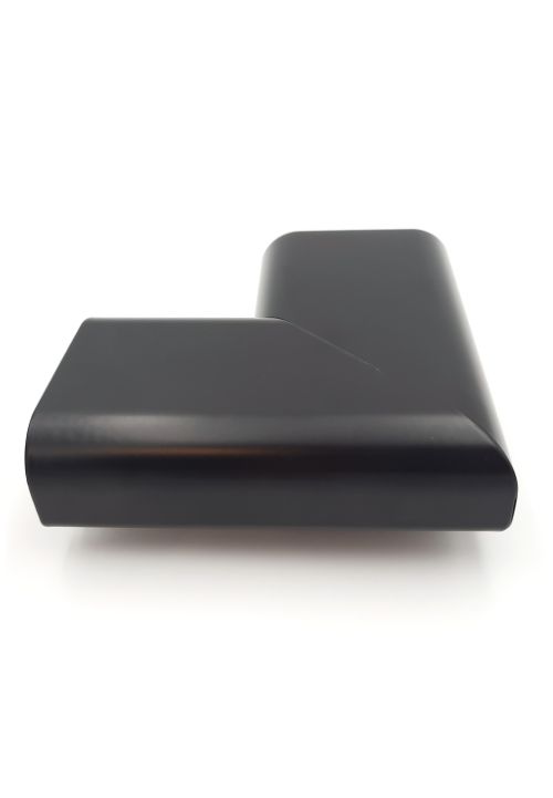 Na slici je prikazan crni kutni spoj za rukohvat ACADIA, koji omogućuje čvrsto i estetsko spajanje pod kutom od 90 stupnjeva.