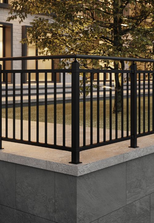 Moderna ograda ACADIA skladno spaja minimalistički dizajn s elegancijom zgrade i okruženja.