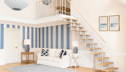 Elegantne, vizualno lagane stepenice savršeno nadopunjuju svijetli interijer u stilu Hampton, stvarajući harmoničan i prozračan ambijent.