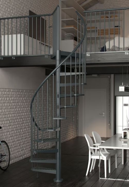 Na fotografiji se vide metalne spiralne stepenice koje vode na galeriju u modernom, loft interijeru.