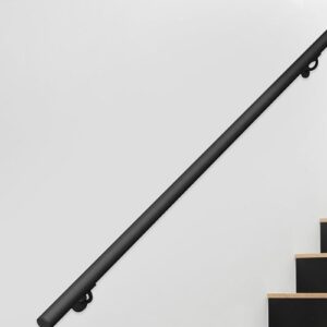 Na fotografiji se vidi crni, minimalistički zidni rukohvat postavljen uz moderno stubište s drvenim gazištima.