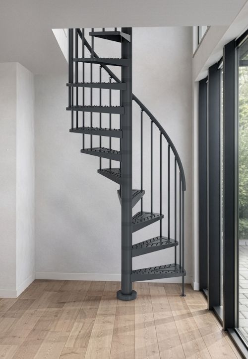 Na slici se vide moderne crne spiralne stepenice u minimalističkom interijeru.