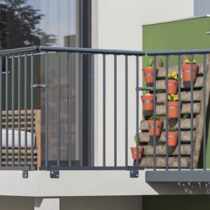 Na slici se vidi moderna metalna balkonska ograda u tamnoj boji.