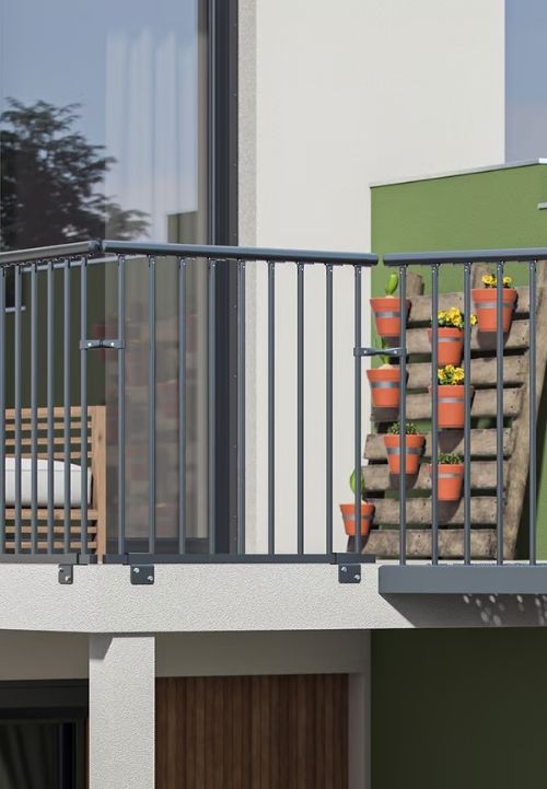 Na slici se vidi moderna metalna balkonska ograda u tamnoj boji.