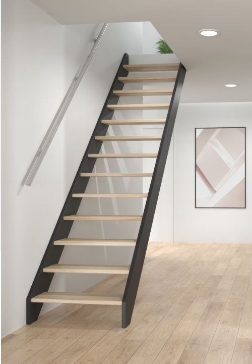 Na fotografiji se nalaze moderne, ravne drvene stepenice s crnim bočnim kosnicima i metalnom rukohvatom postavljenom izravno na zid, u svijetlom, minimalistički uređenom interijeru.