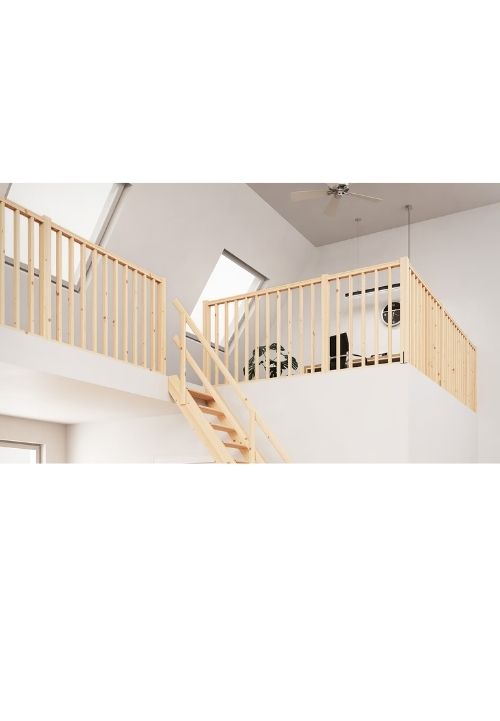 Unutarnje drvene stepenice s ogradom koje vode na galeriju Unutarnje drvene stepenice s ogradom koje vode na galeriju