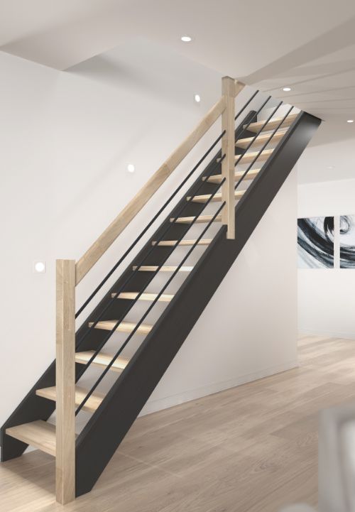 Na fotografiji se nalaze moderne drvene stepenice s crnim bočnim kosnicima i ogradom od drvenih stupova te aluminijskih šipki, postavljene u svijetlom, minimalistički uređenom interijeru. Na fotografiji se nalaze moderne drvene stepenice s crnim bočnim kosnicima i ogradom od drvenih stupova te aluminijskih šipki, postavljene u svijetlom, minimalistički uređenom interijeru.
