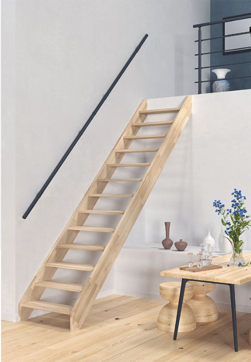 Na fotografiji se nalaze ravne, prirodne drvene stepenice bez podstepenica, postavljene u svijetlom, moderno uređenom interijeru s minimalističkim dizajnom.