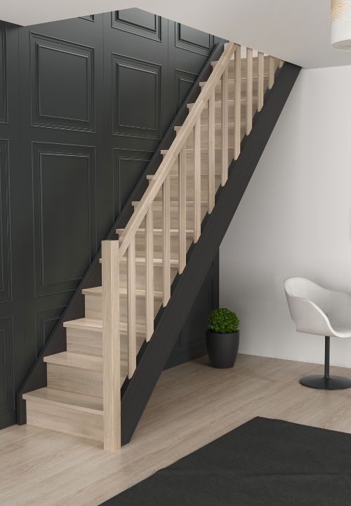 Na fotografiji se nalaze elegantne drvene stepenice s podstepenicama, crnim bočnim kosnicima i ogradom s vertikalnim drvenim stupićima, postavljene uz dekorativni tamni zid. Na fotografiji se nalaze elegantne drvene stepenice s podstepenicama, crnim bočnim kosnicima i ogradom s vertikalnim drvenim stupićima, postavljene uz dekorativni tamni zid.