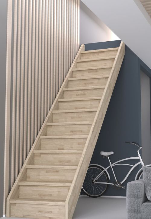 Na fotografiji se nalaze pune drvene stepenice s podstepenicama u prirodnom završetku, postavljene u modernom interijeru s biciklom smještenim ispod stepenica.