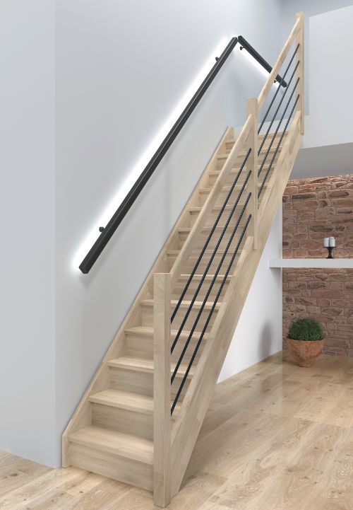 Na slici se nalaze moderne drvene stepenice s podstepenicama i ogradom s crnim aluminijskim ispunama.