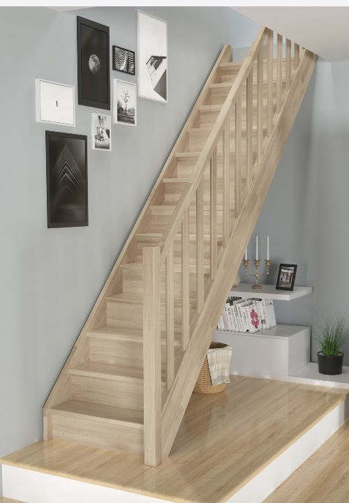 Na slici se nalaze klasične drvene stepenice s podstepenicama i ogradom s okomitim hrastovim balusterima. Na slici se nalaze klasične drvene stepenice s podstepenicama i ogradom s okomitim hrastovim balusterima.