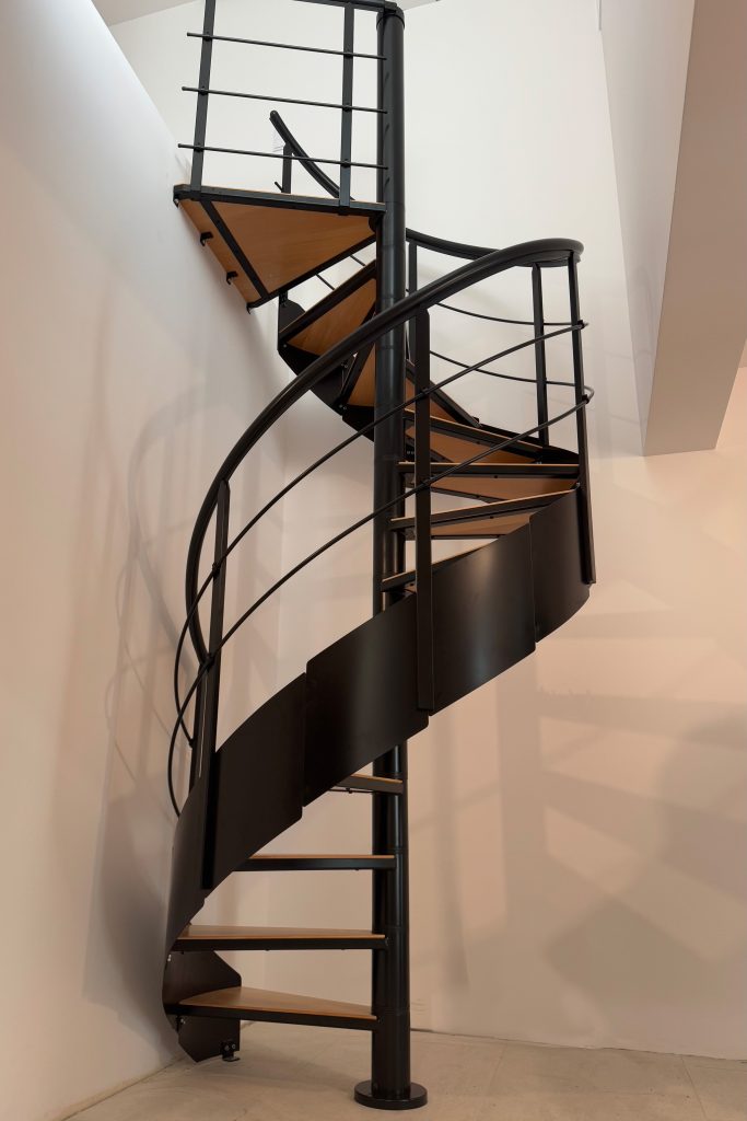 Kompaktne spiralne stepenice CAMBRIDGE koje vode na galeriju s metalnom ogradom