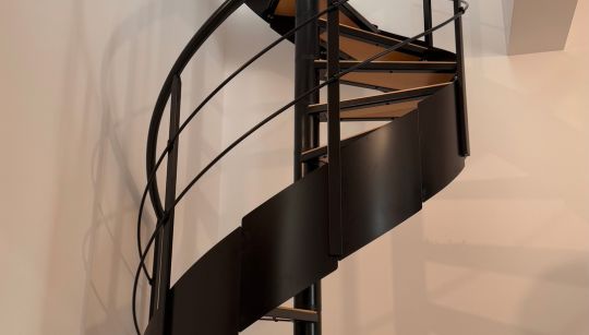 Kompaktne spiralne stepenice CAMBRIDGE koje vode na galeriju s metalnom ogradom