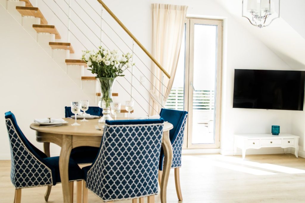 Moderne stepenice Hamburg u svijetlom, elegantnom interijeru s blagovaonicom.