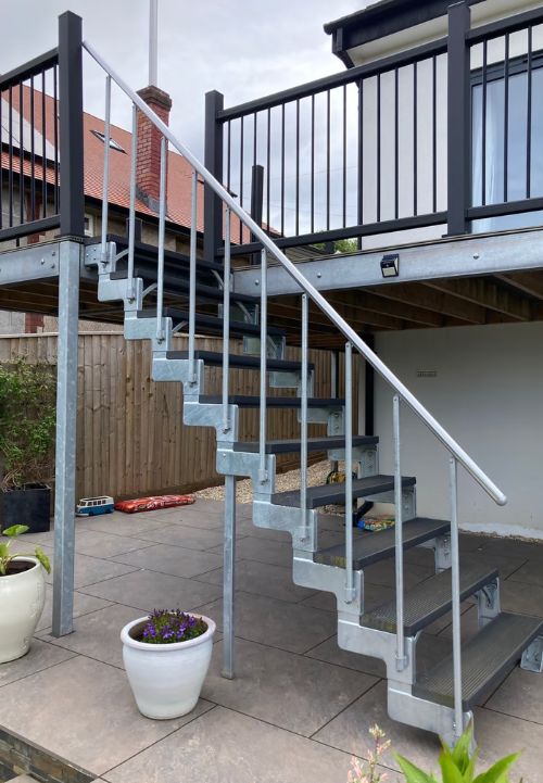 Vanjske stepenice DOLLE GARDENTOP Trimax® povezuju povišenu terasu s vrtom, stvarajući praktičan i estetski prijelaz između različitih razina