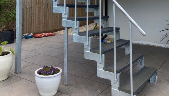 Vanjske stepenice DOLLE GARDENTOP Trimax® povezuju povišenu terasu s vrtom, stvarajući praktičan i estetski prijelaz između različitih razina