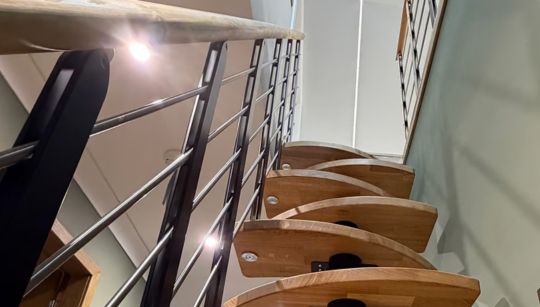 Stepenice DOLLE BERLIN s hrastovim gazištima i crnom ogradom DESIGN u domu kupca